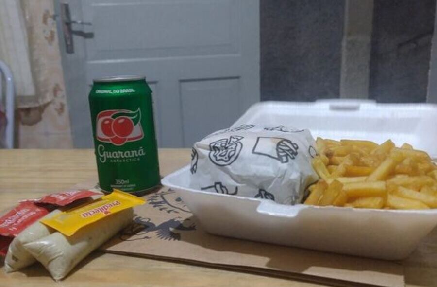 Lanche completo da Feudal Burguer