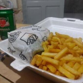 Lanche e batatas da Feudal Burguer